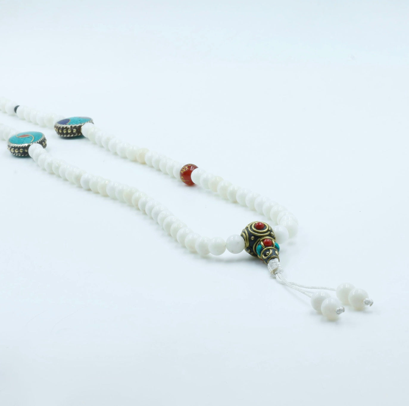 Collar Mala de Concha de 6mm con Cuentas Incrustadas y Cornalina – Mantra Tibetano - Buddha Stones