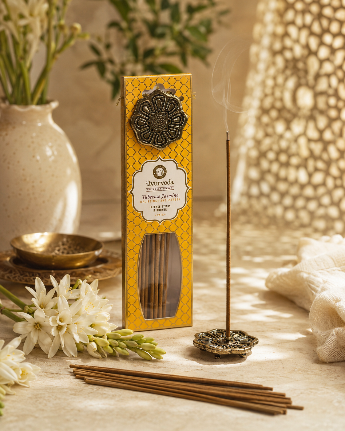Incienso ayurveda artesanal con quemador de metal y plantas frescas — ritual de bienestar, Samaná Costa Rica