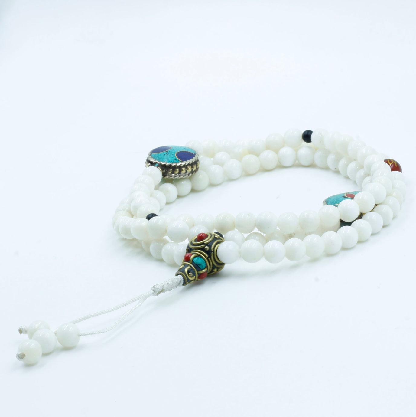 Collar Mala de Concha de 6mm con Cuentas Incrustadas y Cornalina – Mantra Tibetano - Buddha Stones