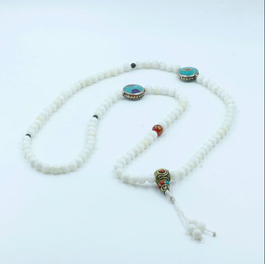 Collar Mala de Concha de 6mm con Cuentas Incrustadas y Cornalina – Mantra Tibetano - Buddha Stones