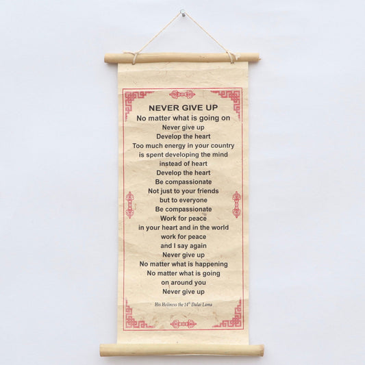 Decoración de Pared Lokta - Never Give Up – Dalai Lama - Samana Deco