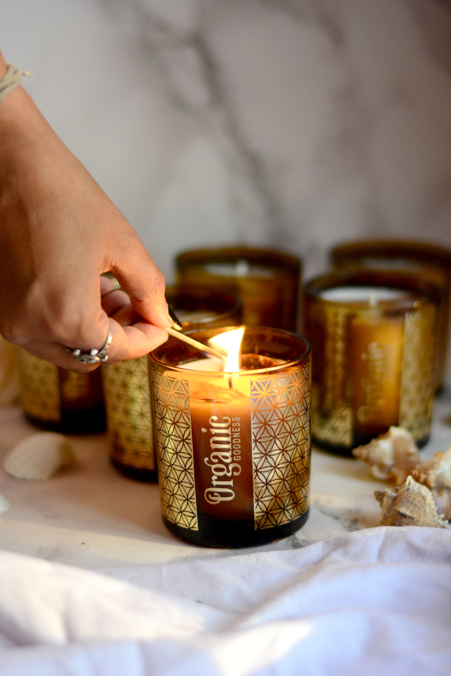 Vela Organic Goodness Smudge en Frasco Dorado con Flores Secas