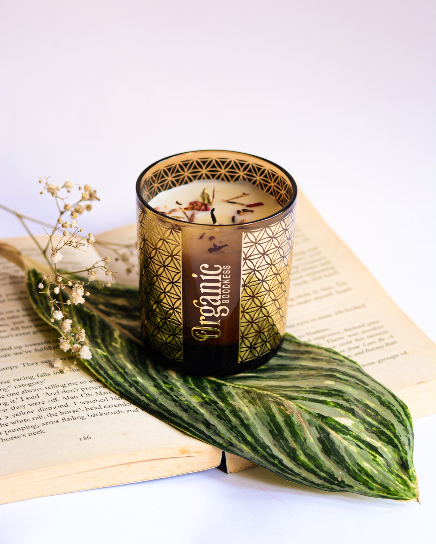 Vela Organic Goodness Smudge en Frasco Dorado con Flores Secas