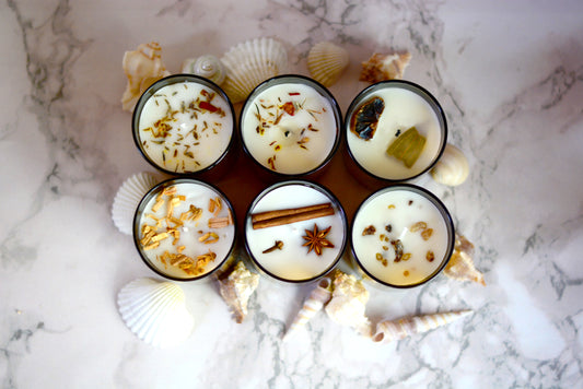 Vela Organic Goodness Smudge en Frasco Dorado con Flores Secas